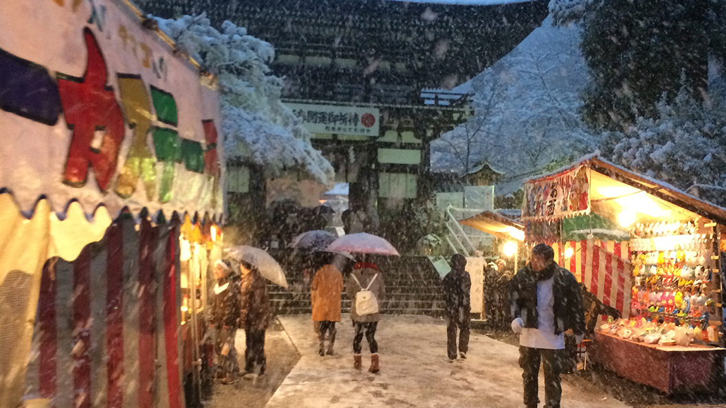 雪が降りしきる松尾大社の参道